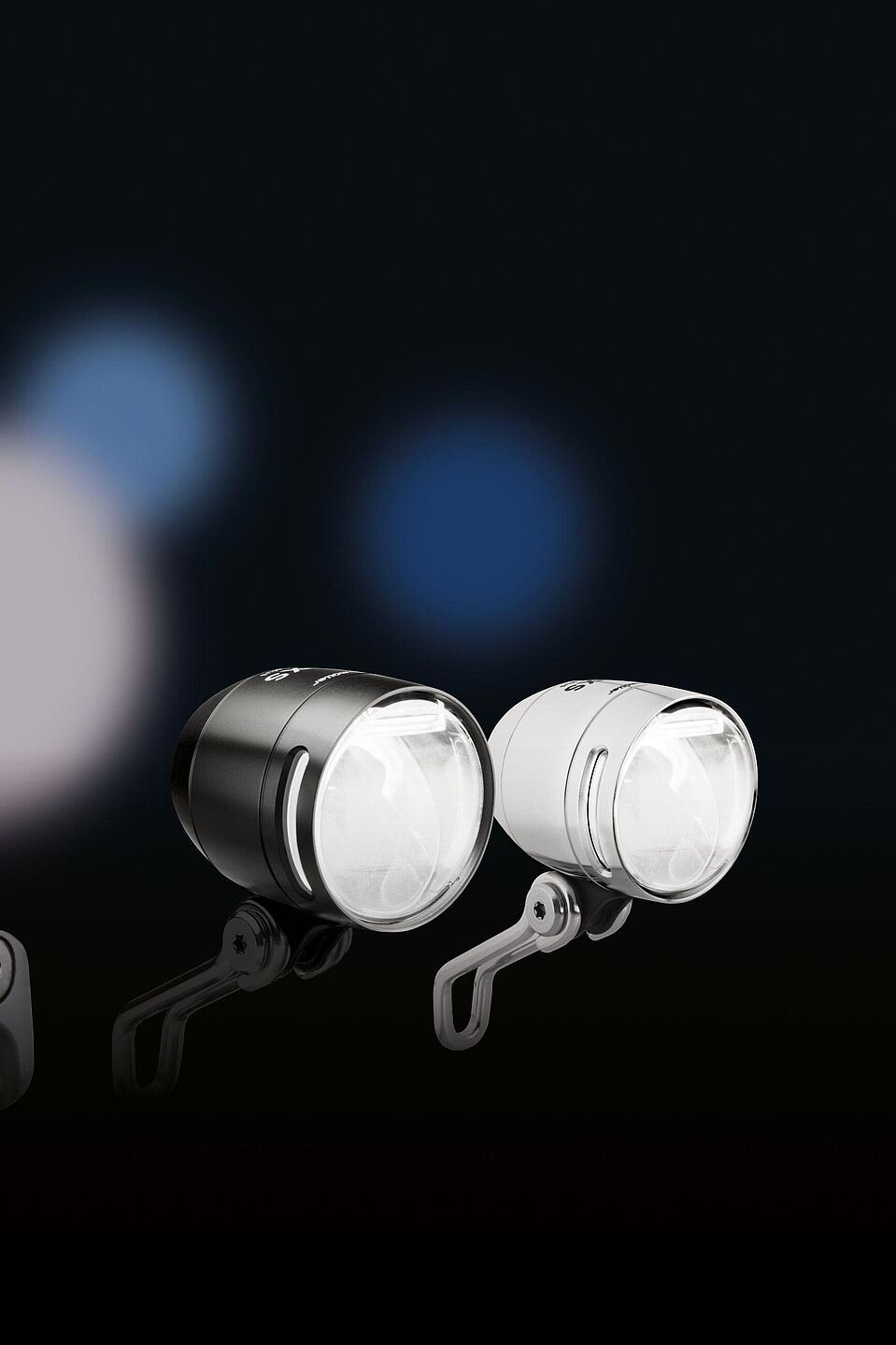 Sehen und gesehen werden. Fahrradbeleuchtung ist bei Dunkelheit essentiell. Sehen und gesehen werden. Fahrradbeleuchtung ist bei Dunkelheit essentiell.