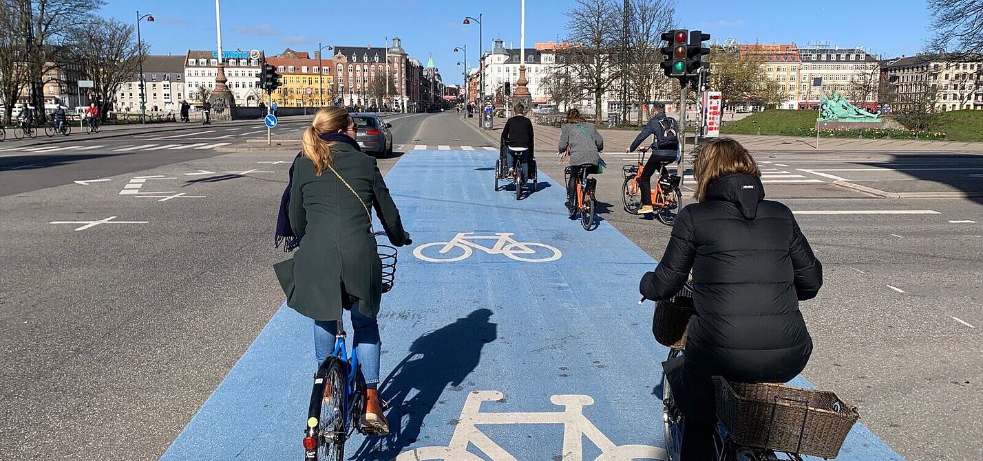 Großzügige Radwege in Kopenhagen Befahrener Radweg in Kopenhagen