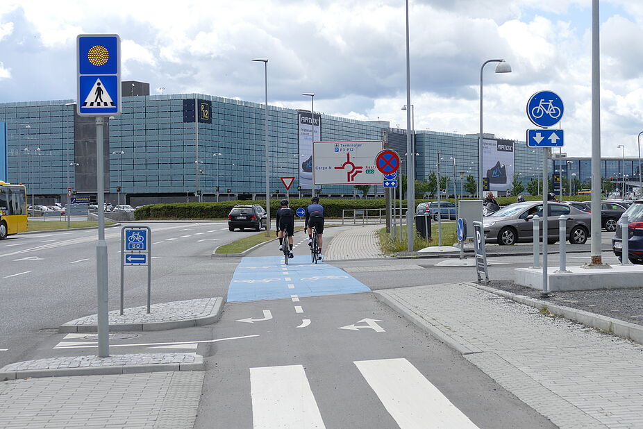Flughafen Kopenhagen zwei Radfahrer am Flughafen Kopenhagen