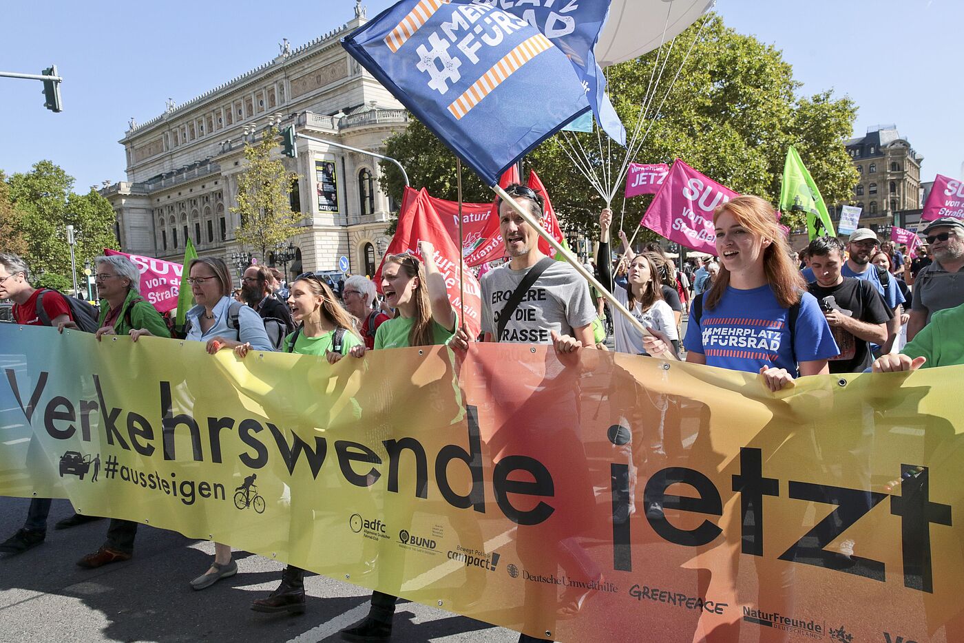 IAA-Demo am 14. September 2019 unter dem Motto Verkehrswende jetzt mit Rebecca Peters (blaues Shirt).