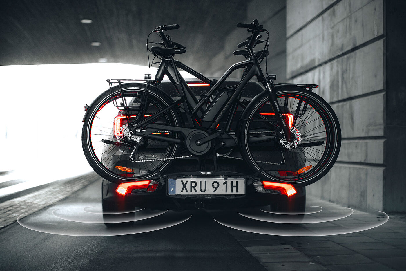 Die Rückseite eines Autos mit Fahrradträger und Fahrrädern. 