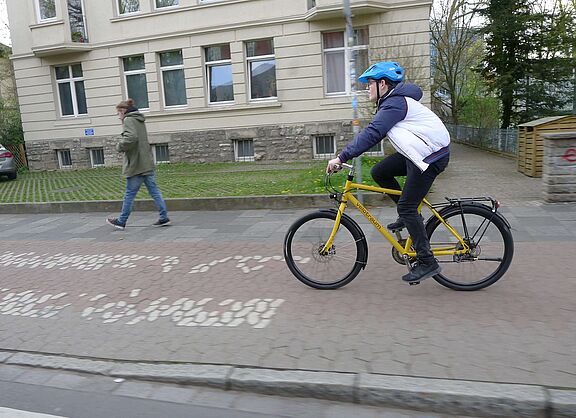 Radfahrer und Fußgänger