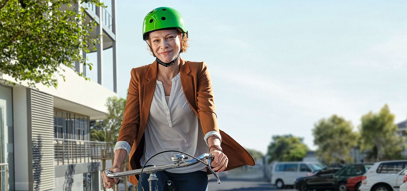 Themenbild „Mit dem Rad zur Arbeit“ Frau auf Fahrrad, Themenbild zur Aktion „Mit dem Rad zur Arbeit“