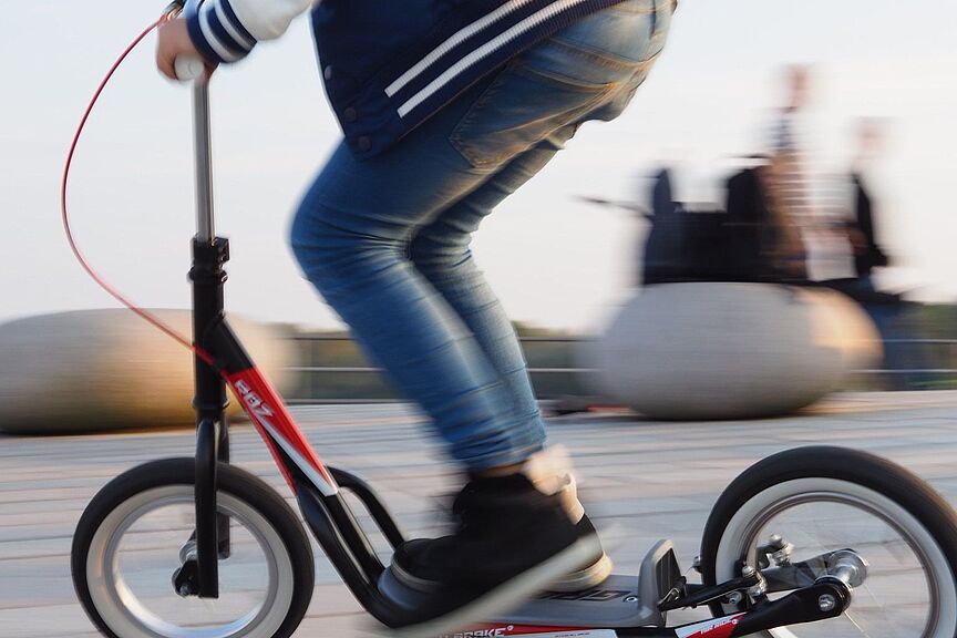 Roller sind praktisch und haben das Potenzial, Erwachsene dazu zubringen, ihr Auto stehen zu lassen. Roller sind praktisch und haben das Potenzial, Erwachsene dazu zubringen, ihr Auto stehen zu lassen.