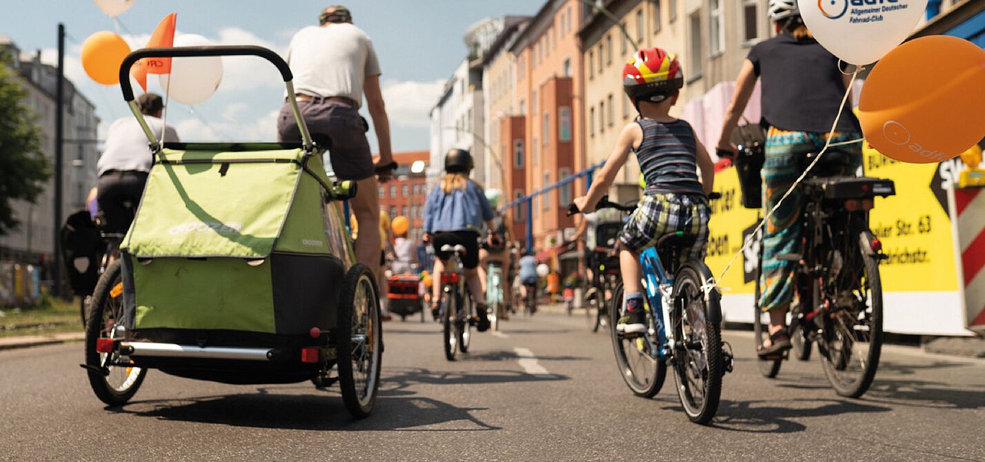 Werbemotiv Multicover Fahrraddemo mit Kindern und Fahrradanhänger