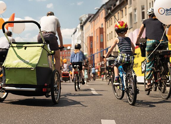 Fahrraddemo mit Kindern und Fahrradanhänger 