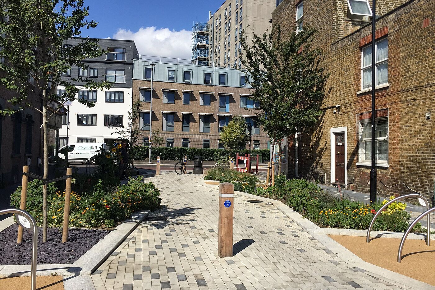 Mini-Hollands in London: Aufwertung der Straß durch Grünflächen und Fahrradbügel.