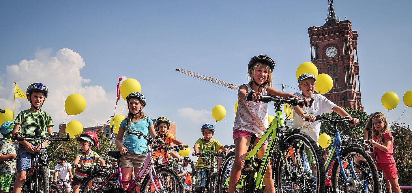 Kinder fordern fahrradfreundliche Städte Kinder bei einer großen Fahrraddemo. Sie fordern fahrradfreundliche und sichere Städte