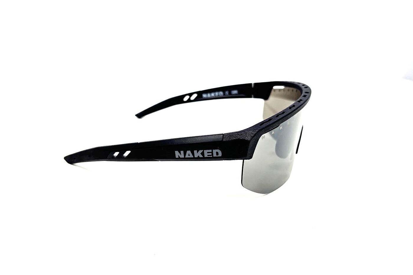 Eine schwarze Radbrille von der Seite, auf einem weißen Tisch liegend. 