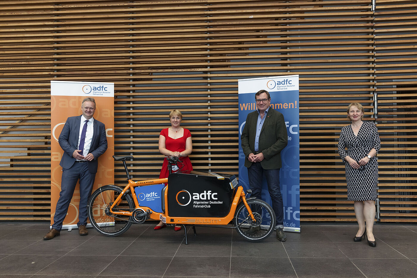Im Bild (v.l.n.r.): Burkhard Stork (ADFC-Bundesgeschäftsführer), Karola Lambeck (Radverkehrsbeauftragte im BMVI), Ulrich Syberg (ADFC-Bundesvorsitzender) und Dr. Diana Huster (BMVI)
