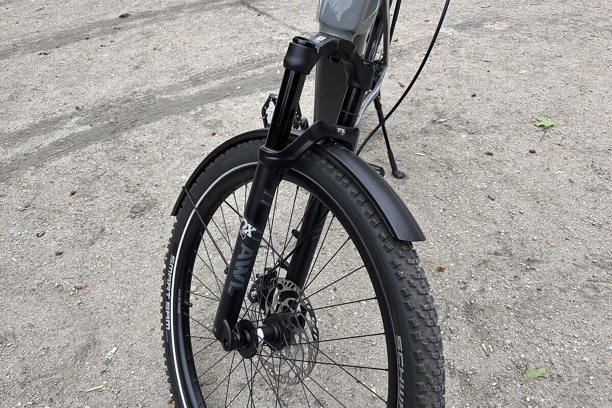Federgabel Großaufnahme einer schwarzen Fox-Federgabel an einem grauen Fahrrad.