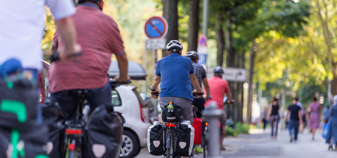 Berufsradler mit Helm in der Innenstadt