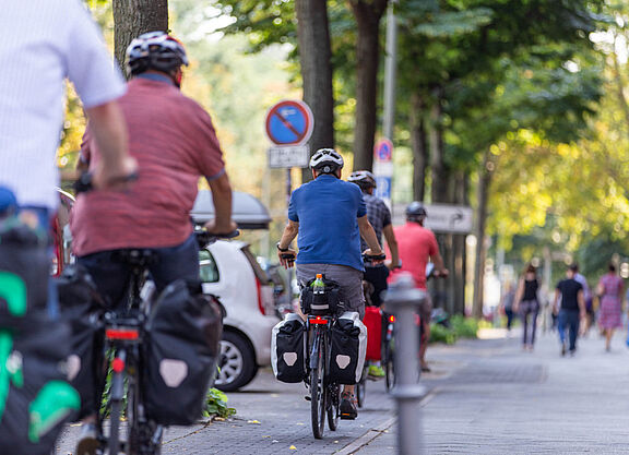 Berufsradler mit Helm in der Innenstadt Berufsradler mit Helm in der Innenstadt