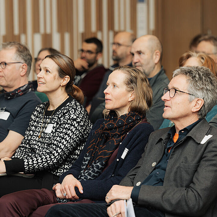 Mehrere Menschen sitzen in Reihen und hören einem Vortrag auf dem ADFC Kongress 2026 zu.