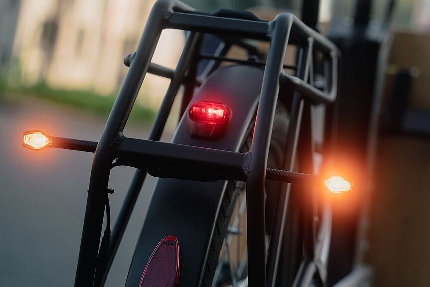 Fahrrad-Blinker  Ein am Gepäckträger montierter Blilnker für Fahrräder.