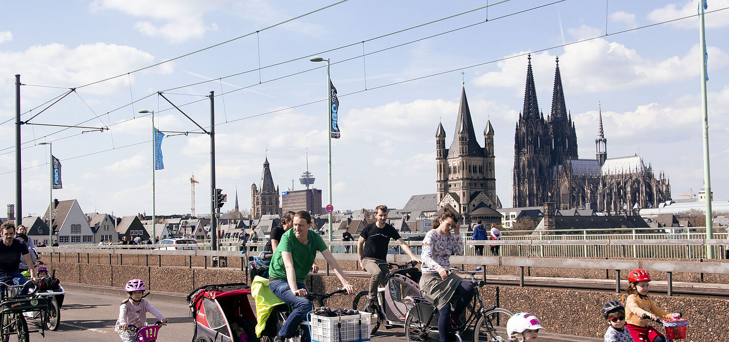 Kidical Mass Koeln Familien auf dem Rad vor Kölner Dom
