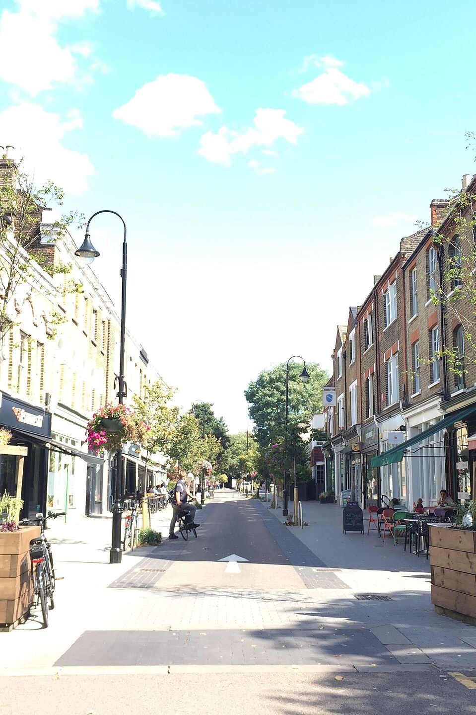 Mini-Hollands in London: In dieser Geschäftssträße wurde die Durchfahrt für Kfz stark eingeschränkt und der Fußgängerbereich ausgeweitet.