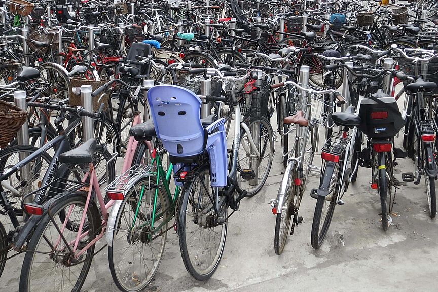 Vor Bahnhöfen sollen mehr Abstellplätze für Fahrräder entstehen. Vor Bahnhöfen sollen mehr Abstellplätze für Fahrräder entstehen.