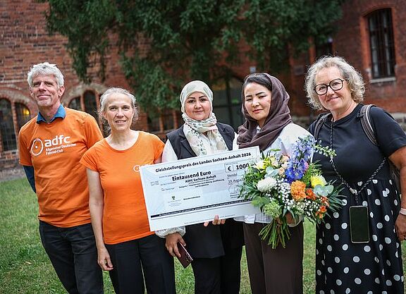 Gleichstellungspreis des Landes Sachsen-Anhalt 2026: Fünf Frauen mit einem großen Check.
