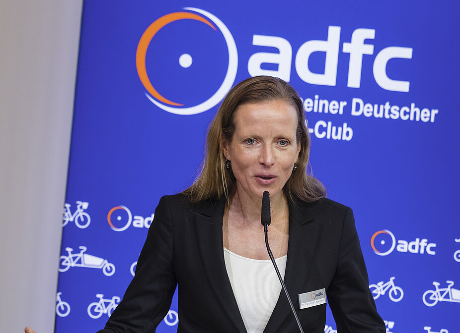 ADFC-Symposium "Gesundheit x Mobilität": ADFC-Geschäftsführerin Caroline Lodemann ADFC | Symposium „GESUNDHEIT × MOBILITÄT — RADVERKEHR ALS
INVESTITION IN UNSERE ZUKUNFT“ am 14. Oktober 2026