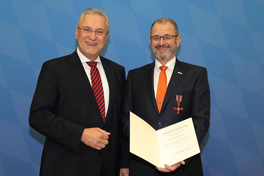 Verdienstkreuz Falkenhein Der bayerische Innenminister Herrmann überreichte Armin Falkenhain das Verdienstkreuz am Bande des Verdienstordens der Bundesrepublik Deutschland.