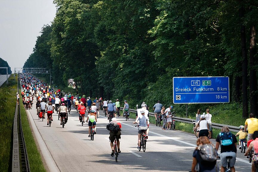 ADFC-Sternfahrt Berlin Die Sternfahrt des ADFC Berlin ist die wohl größte regelmäßige Raddemo weltweit.