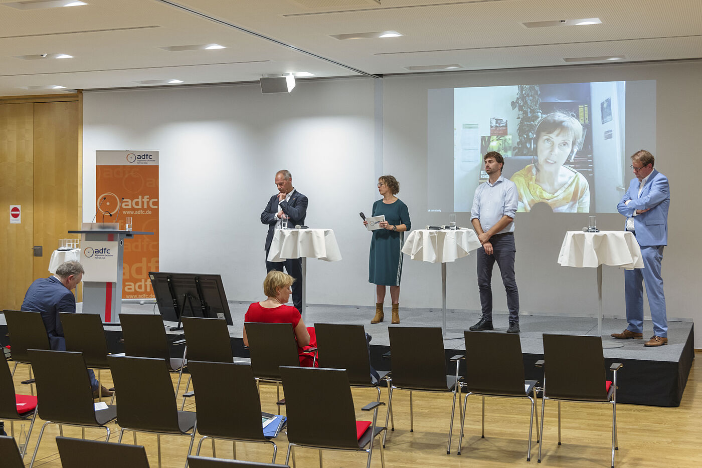 Im Bild (v.l.n.r.): Mathias Stein (MdB, SPD), Hanna Gersmann (Journalistin, Moderation), Stefan Gelbhaar (MdB, Grüne), Gero Storjohann (MdB, CDU), Sabine Leidig (MdB, Linke, zugeschaltet)