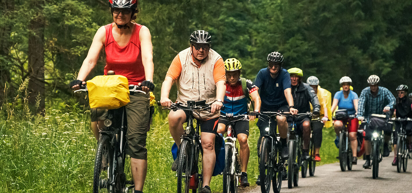 Radtour Gruppe von Menschen auf Fahrrädern im Wald