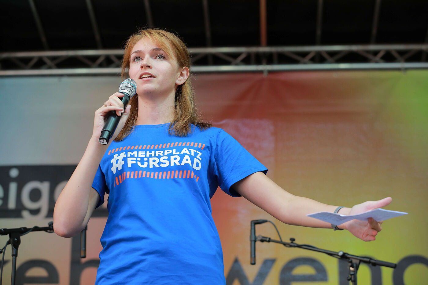 Rebecca Peters vom ADFC-Bundesvorstand sprach ebenfalls auf der Abschlusskundgebung und für sie ist klar: „Wir müssen uns alle bewegen, wenn wir aussteigen – und dafür brauchen wir Mehr Platz fürs Rad.“