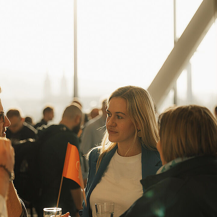 Mehrere Menschen unterhalten sich im warmen Gegenlicht bei einer Pause auf dem ADFC Kongress 2026.
