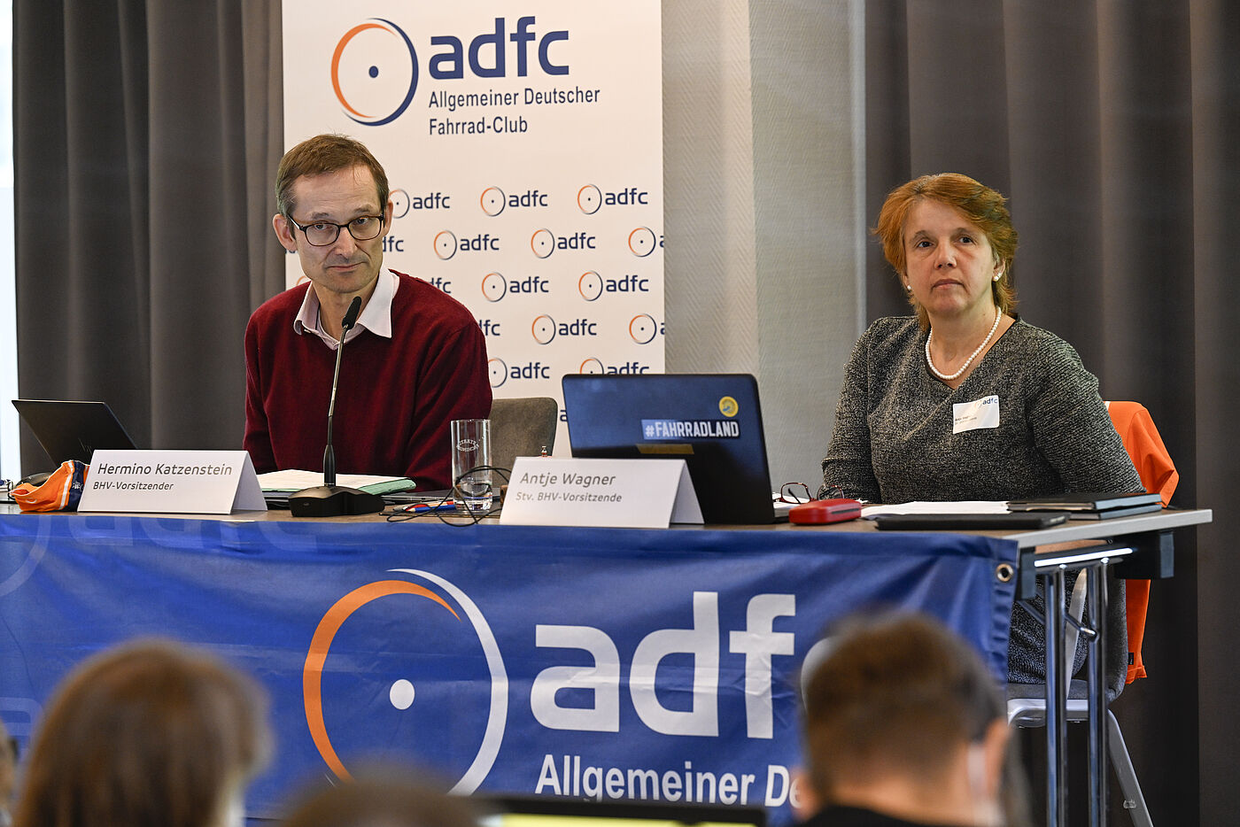 Der Vorsitz der ADFC-Bundeshauptversammlung: Hermino Katzenstein und Antje Wagner.