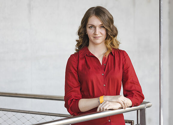 Portrait von der ADFC-Bundesvorsitzenden Rebecca Peters vor grauem Hintergrund.
