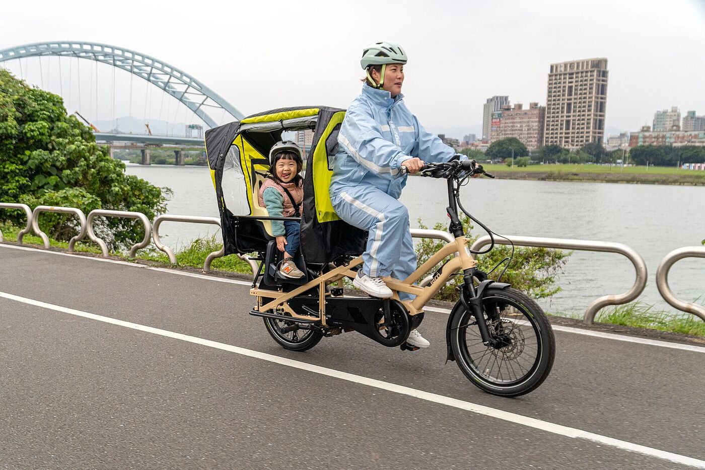 Sie möchten Ihr Familien-Taxi das ganze Jahr über und bei jedem Wetter nutzen? Dann gönnen Sie Ihren kleinen Beifahrern doch das „Rain Shield“. 