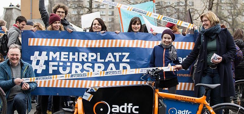 Demo Fridays for Future ADFC-Mitarbeiter demonstrieren bei Fridays for Futur mit Banner Mehr Platz fürs Rad