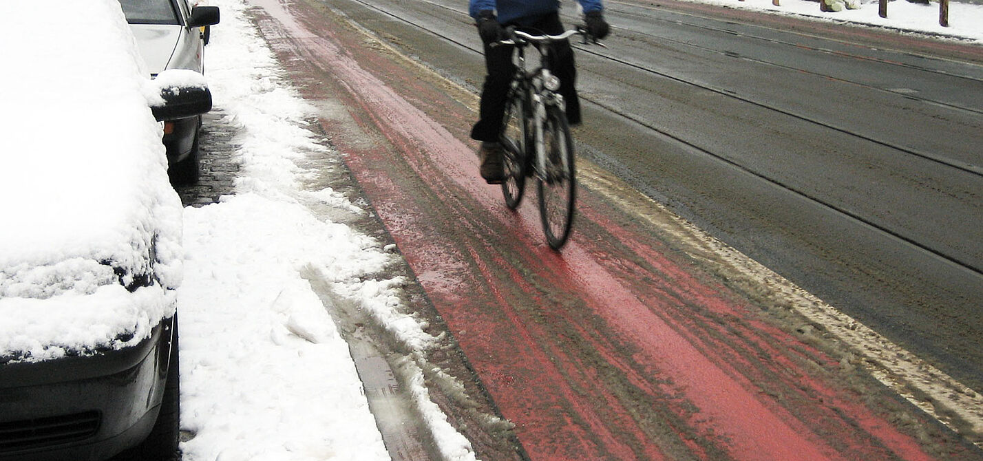 Ein leicht verschneiter Radweg. Ein leicht verschneiter Radweg.