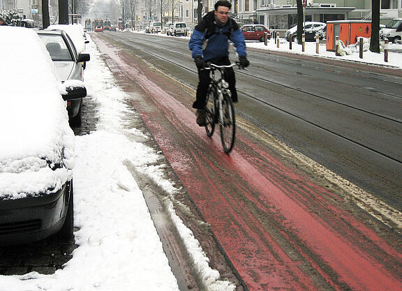Ein leicht verschneiter Radweg. Ein leicht verschneiter Radweg.