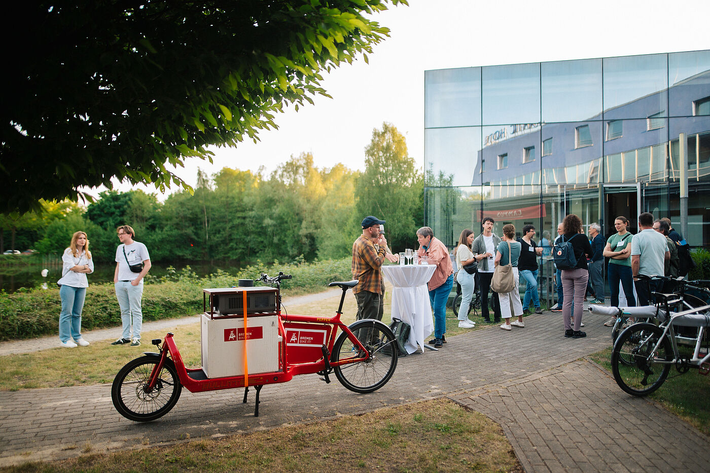 Lastenrad vor Atlantic Hotel
