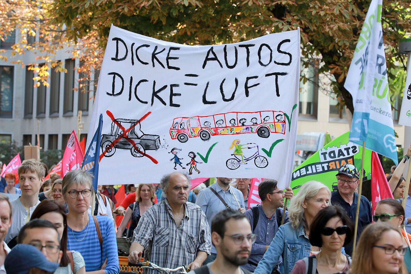 Unter dem Motto „Raus aus dem Verbrennungsmotor – Verkehrswende jetzt!“ haben am 14. September 2019 rund 25.000 Menschen mit einer Fahrrad-Sternfahrt und Demos in Frankfurt vor den Toren der Internationalen Automobil-Ausstellung (IAA) protestiert.