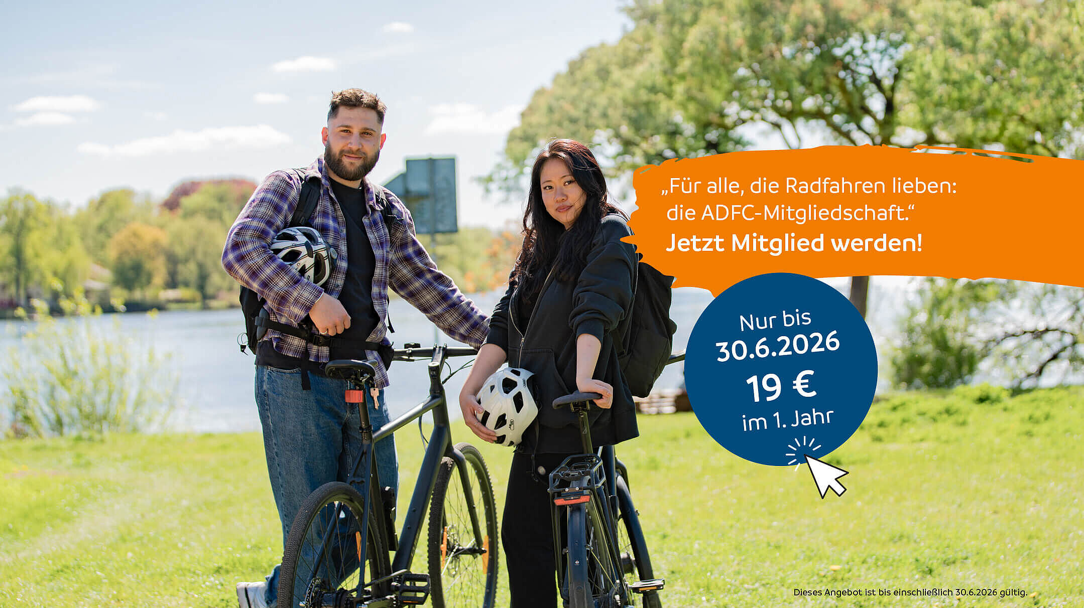 Ein Mann und eine Frau stehen mit Fahrrädern auf einer Wiese am Wasser. Rechts im Bild steht ein Werbetext zur ADFC-Mitgliedschaft mit einem Angebot von 19 Euro im ersten Jahr bis 30.6.2026.