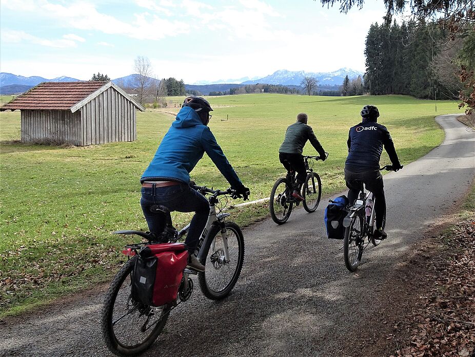 ADFC-Radtour 02 Drei Personen bei einer Radtour