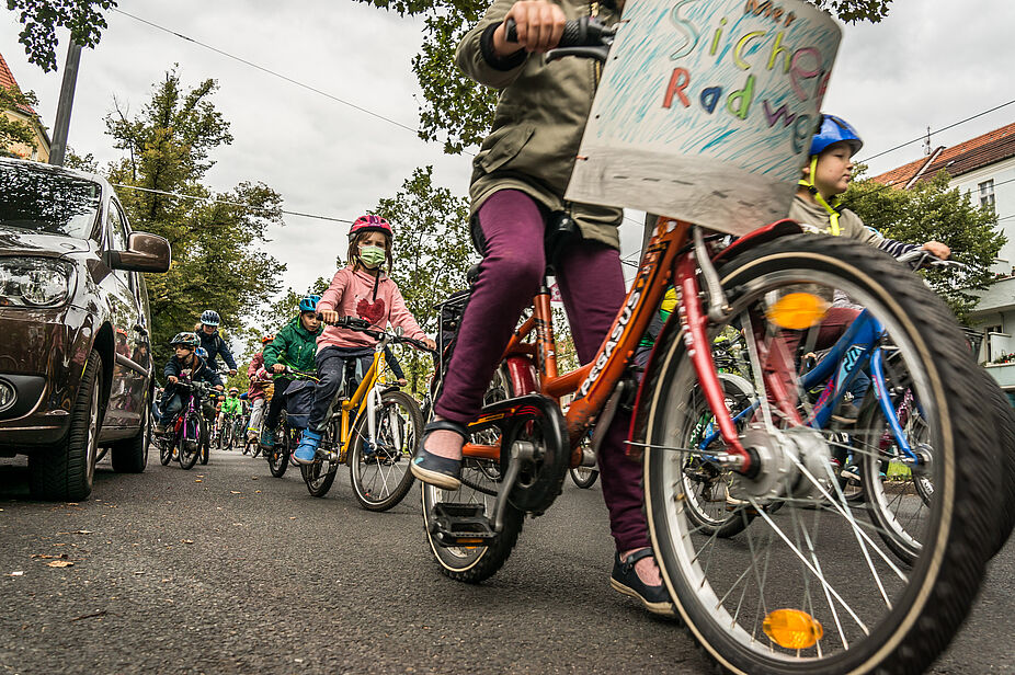 Kidical Mass in Berlin Kinder auf Fahrrädern fordern kinder- und fahrradfreundliche Straßen