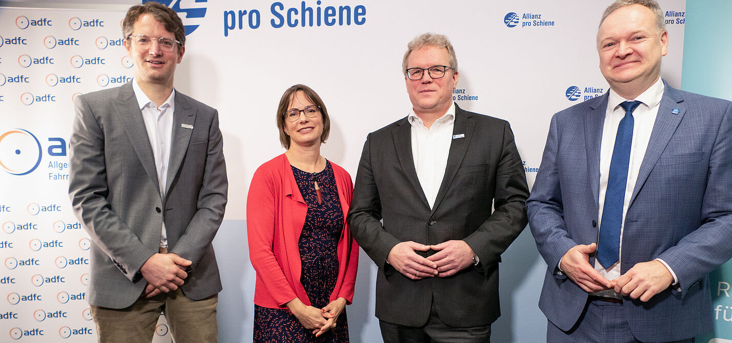 Fahrrad- und Bahnverbände kritisieren Mobilitätsgipfel im Kanzleramt Fahrrad- und Bahnverbände kritisieren den Mobilitätsgipfel im Kanzleramt: Die Verkehrswende ist mehr als E-Auto. (v.l.n.r. Wasilis von Rauch, Geschäftsführer Zukunft Fahrrad. Ann-Kathrin Schneider, ADFC-Bundesgeschäftsführerin. Dirk Flege, Geschäftsführer Allianz pro Schiene. Burkhard Stork, Geschäftsführer Zweirad-Industrie-Verband.)