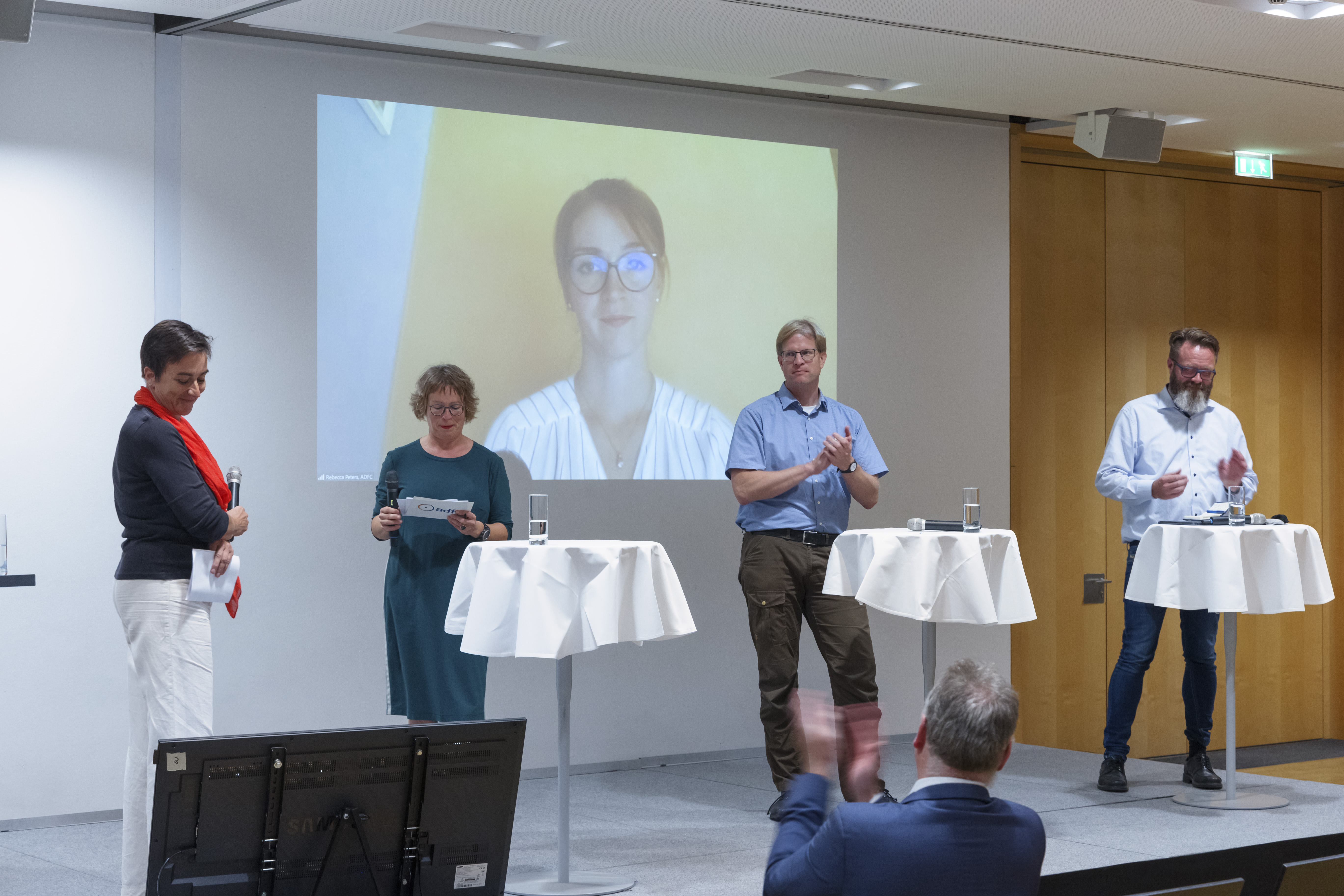 Im Bild (v.l.n.r.): Dagmar Thume (Fahrradaktivistin), Hanna Gersmann (Journalistin), Felix Weisbrich (Berliner Bezirksamt Friedrichshain-Kreuzberg), Claus Ruhe Madsen (Oberbürgermeister von Rostock), Rebecca Peters (ADFC-Bundesvorstand, zugeschaltet)
