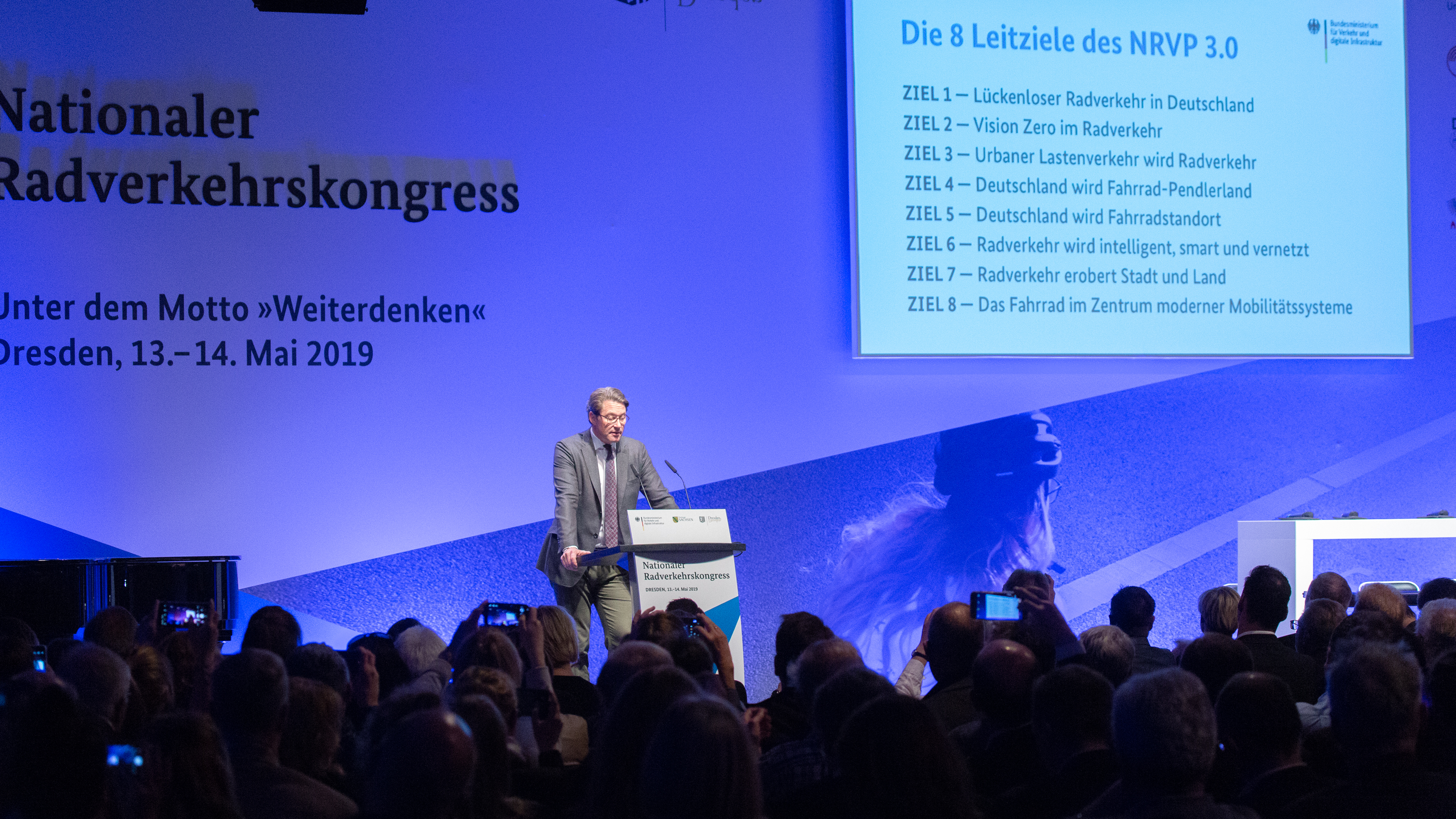 Bundesverkehrsminister Andreas Scheuer stellt acht Leitziele für den NRVP vor.