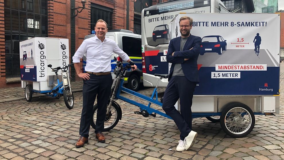 Verkehrssenator Anjes Tjarks und Innensenator Andy Grote vor dem neuen Kampagnenmotiv