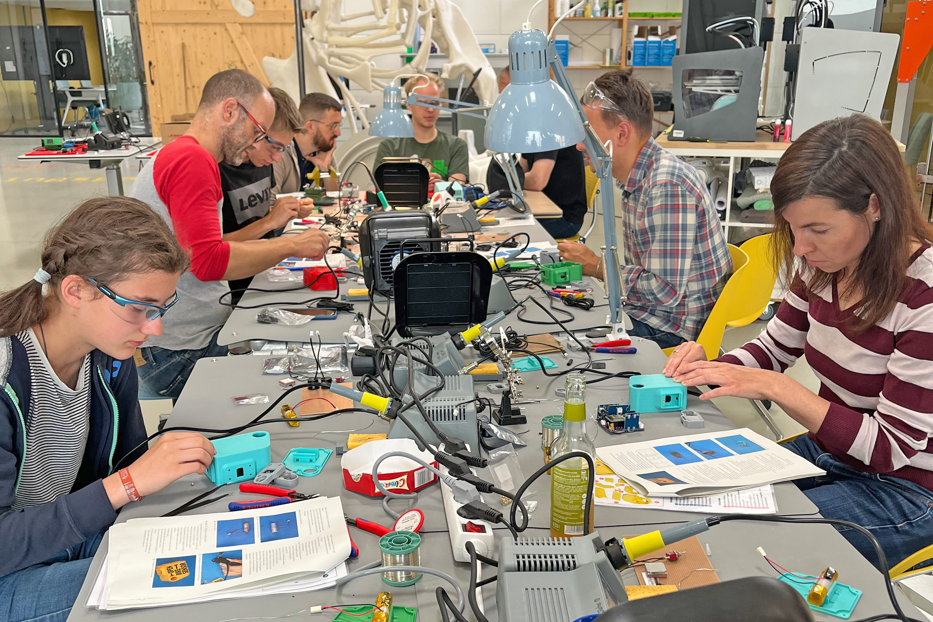 Workshop-Teilnehmende basteln unter Anleitung einen OpenBikeSensor zur Messung des Überholabstands zwischen Auto und Fahrrad.