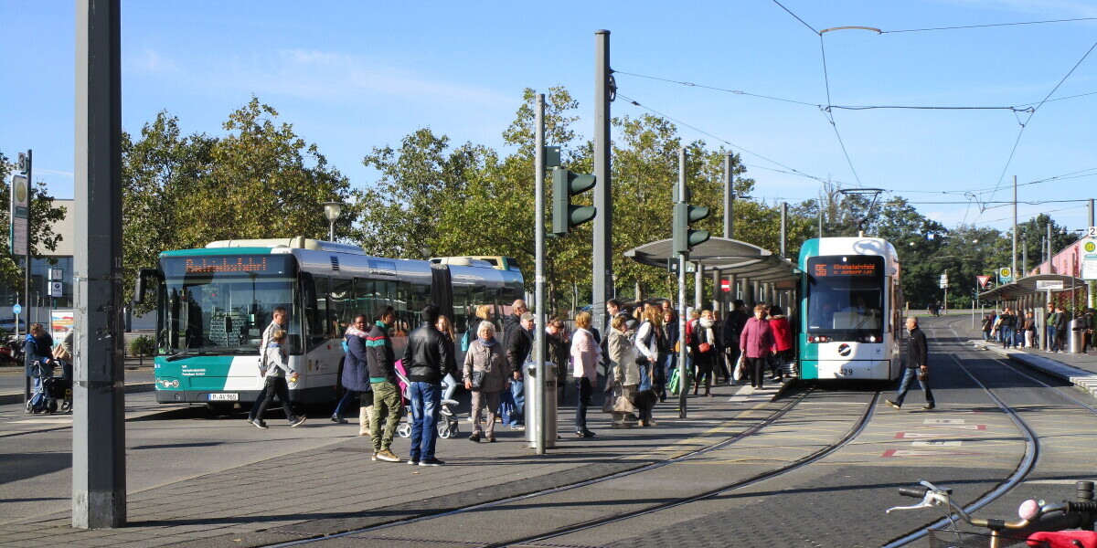 Eine Haltestelle für Bus und Bahn in Potsdam.