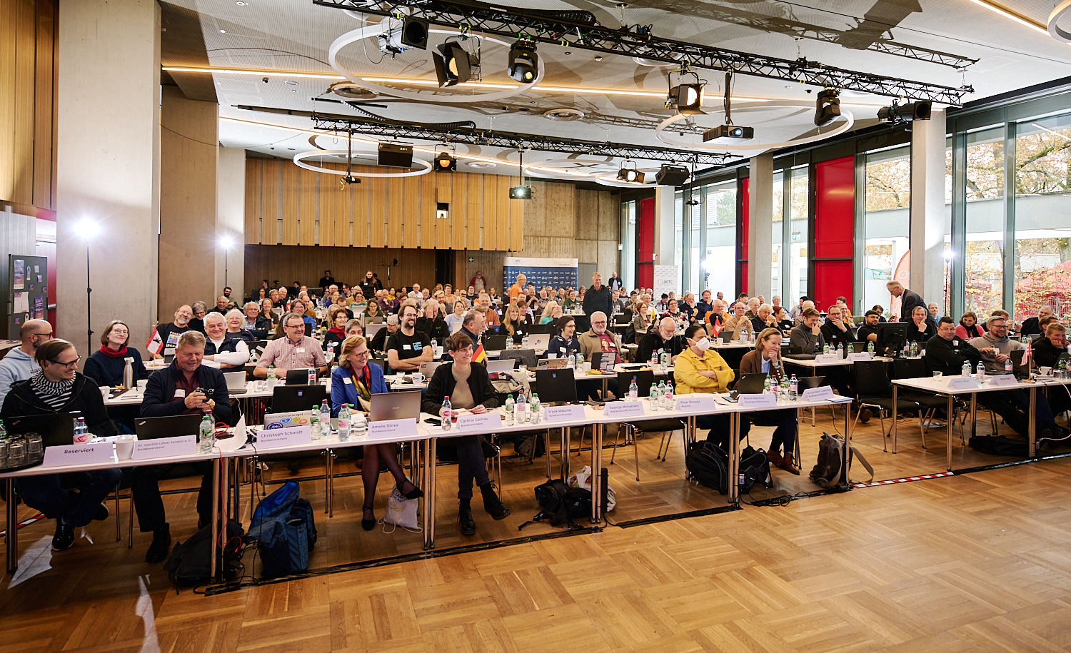 Blick in den gut gefüllten Sitzungssaal während der ADFC-Bundeshauptversammlung 2024.