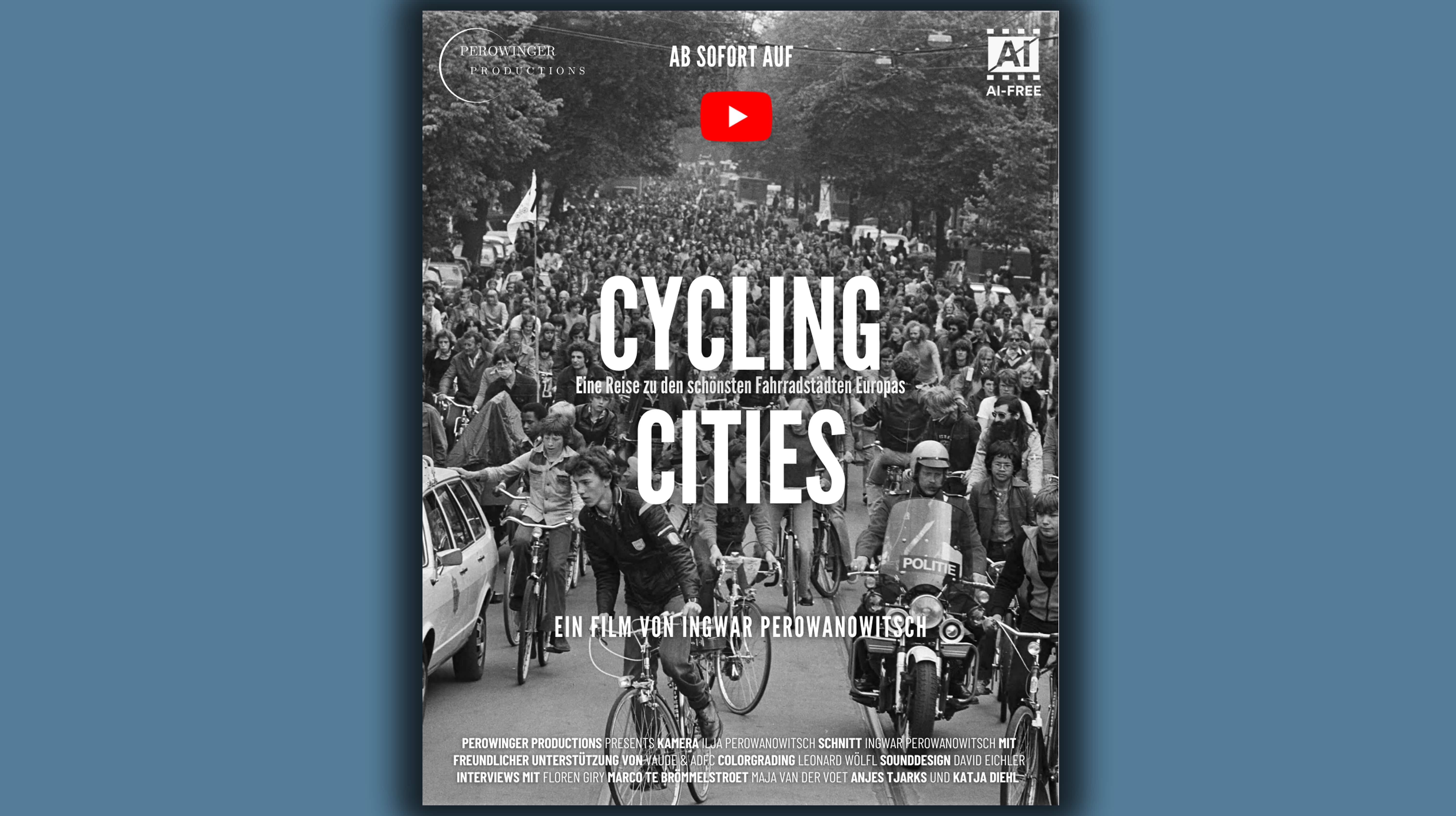Filmplakat in Schwarz-Weiß. Das Bild zeigt eine dichte Menschenmenge auf Fahrrädern, die auf einer breiten Allee frontal auf die Kamera zufährt. Rechts im Vordergrund begleitet ein Polizist auf einem Motorrad die Gruppe. Mittig über dem Bild steht der Titel „CYCLING CITIES“ in großen weißen Buchstaben. Darunter steht kleiner: „Eine Reise zu den schönsten Fahrradstädten Europas“ und „Ein Film von Ingwar Perowanowitsch“. Im oberen Bereich ist ein roter YouTube-Play-Button platziert.