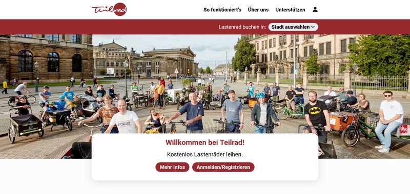 Ein Screenshot der Internetseite des Onlinebuchungsportals für Lastenräder "Teilrad". Viele Personen stehen mit unterschiedlichen Lastenrädern auf einem großen Platz.